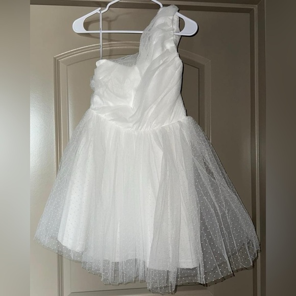 White, one-shoulder tulle dress. - Picture 1 of 4